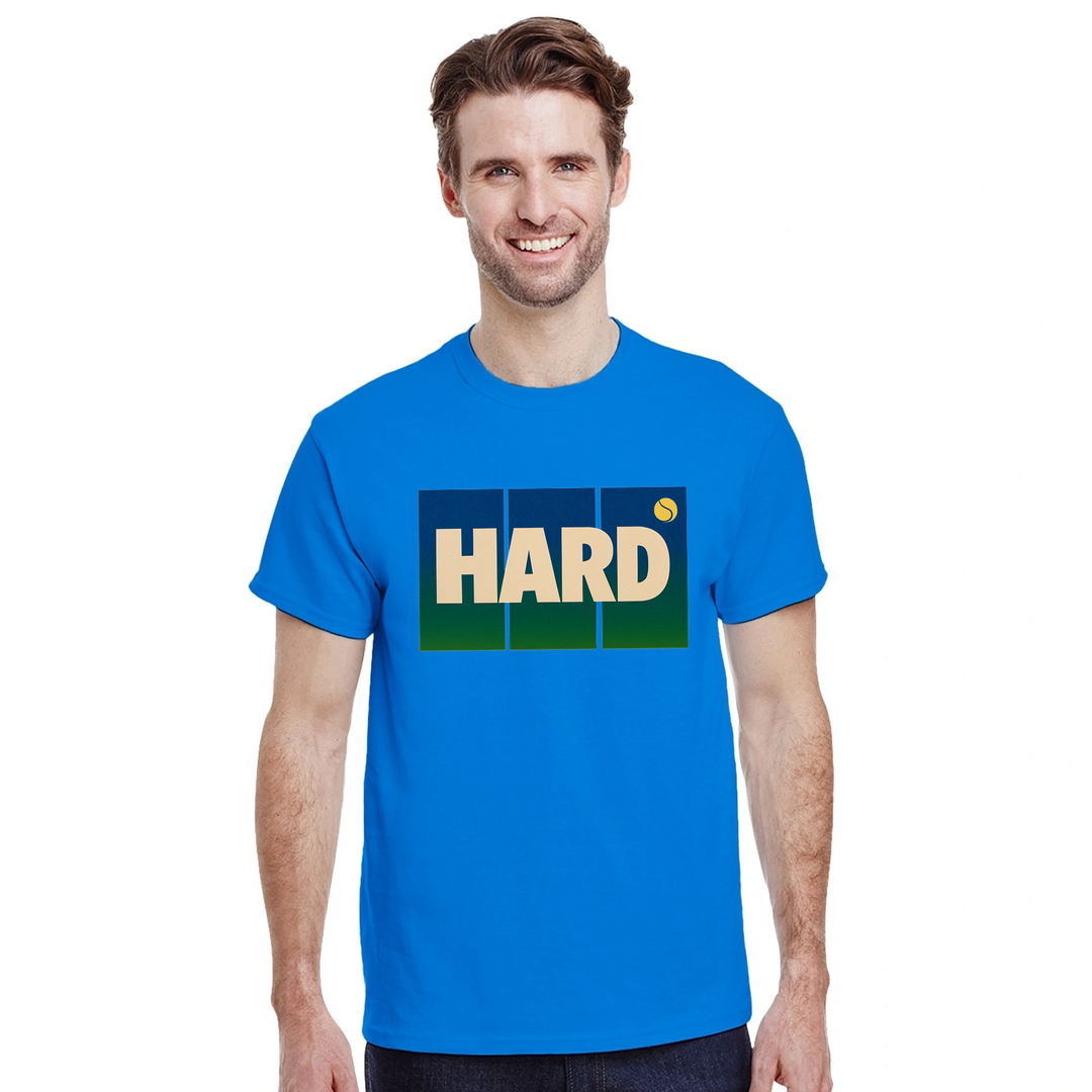 T-shirt Hard Tennis 3, design dinamico che esprime l'intensità del tennis, ideale per giocatori e appassionati. Comfort e sti