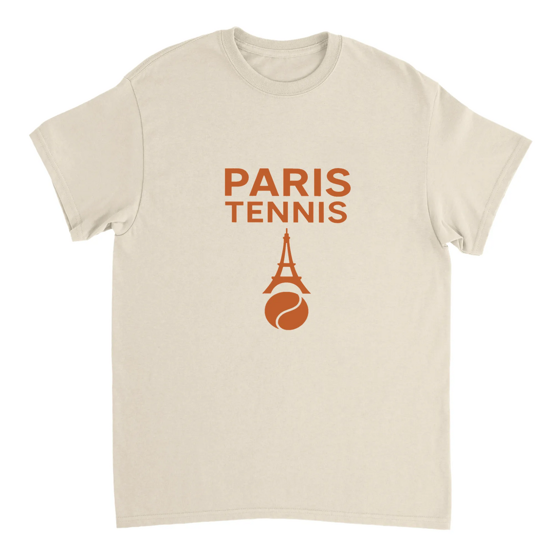 パリのエレガンスとテニスのスポーティな雰囲気を融合したパリテニスTシャツ。ソフトで快適な着心地で、コート内外で活躍します。サイズはS、M、L、XL、XXLから選べます。