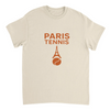 パリのエレガンスとテニスのスポーティな雰囲気を融合したパリテニスTシャツ。ソフトで快適な着心地で、コート内外で活躍します。サイズはS、M、L、XL、XXLから選べます。