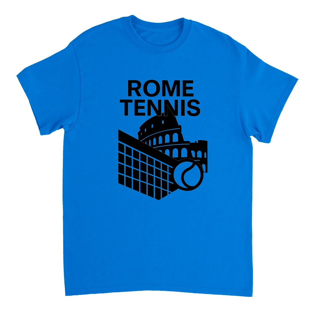 ローマテニス5 Tシャツは、テニスの活気ある精神にインスパイアされたユニークなデザインで、スタイルを引き立てます。コートやカジュアルな外出に最適な必需品です。サイズ展開: S, M, L, XL, XXL