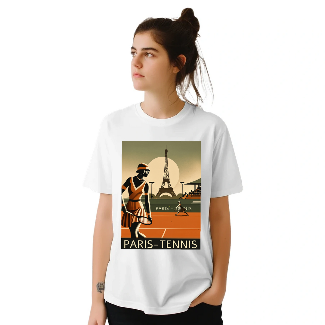 パリのテニスをテーマにしたおしゃれなTシャツ。テニス愛好者にぴったりのデザインで、スタイルを引き立てます。サイズはSからXXLまで選べます。