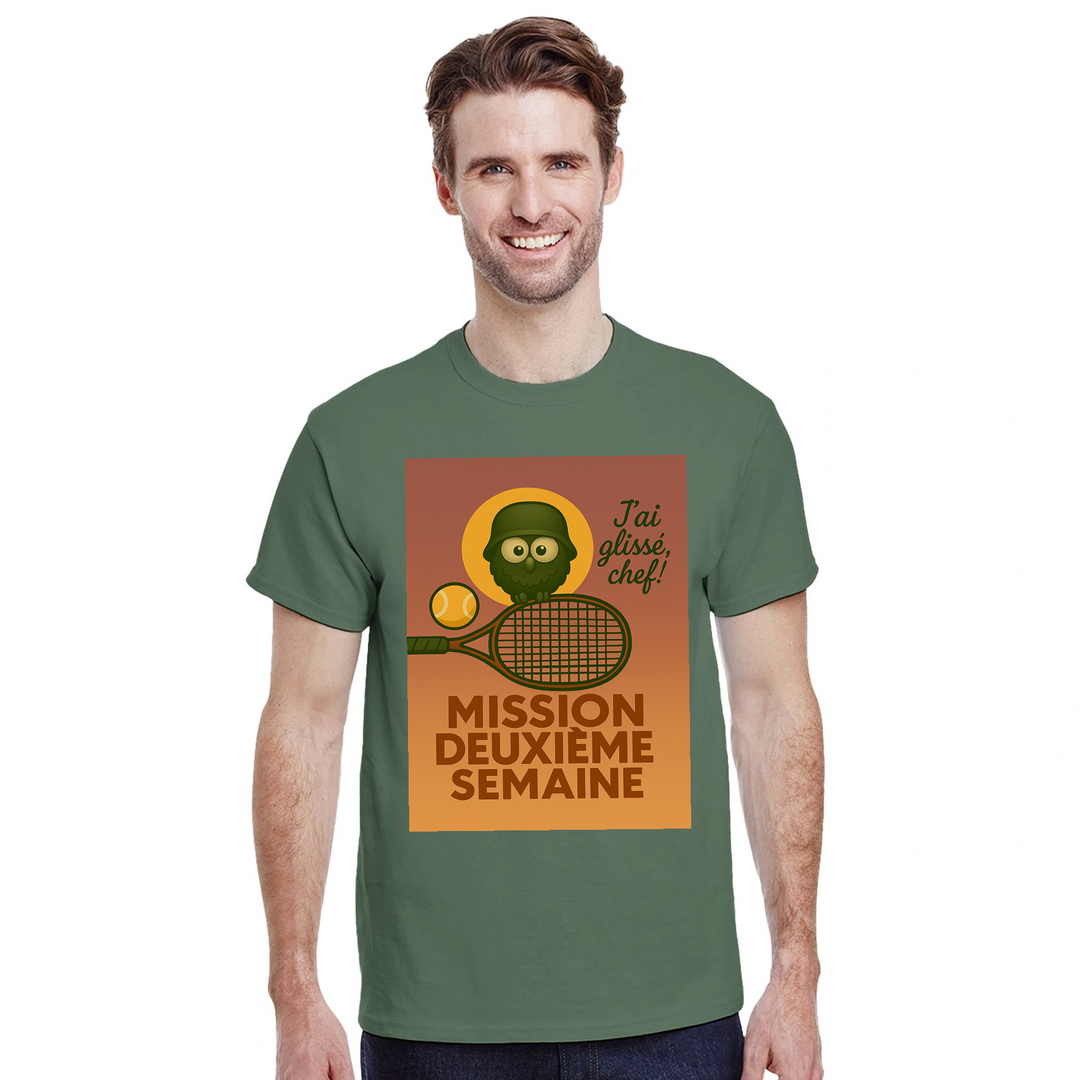 テニス愛好者のためのスタイリッシュなMission 2eme SemaineテニスTシャツ。快適な着心地で、コート内外でのプレイをサポートします。