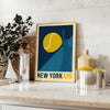ニューヨークの夜のテニスをテーマにしたポスター。鮮やかな緑と黄色が印象的で、エネルギー溢れるデザイン。サイズは30x40 cmまたは50x70 cmから選べます。