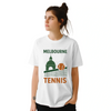 テニスメルボルンTシャツは、メルボルンのテニスシーンを表現したスタイリッシュなデザインで、ファンやプレイヤーにぴったり。快適で耐久性のあるプレミアムコットン素材を使用。