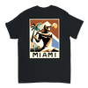 T-shirt Miami Tennis: design vibrante che cattura lo spirito energetico del tennis a Miami, in cotone morbido e traspirante p