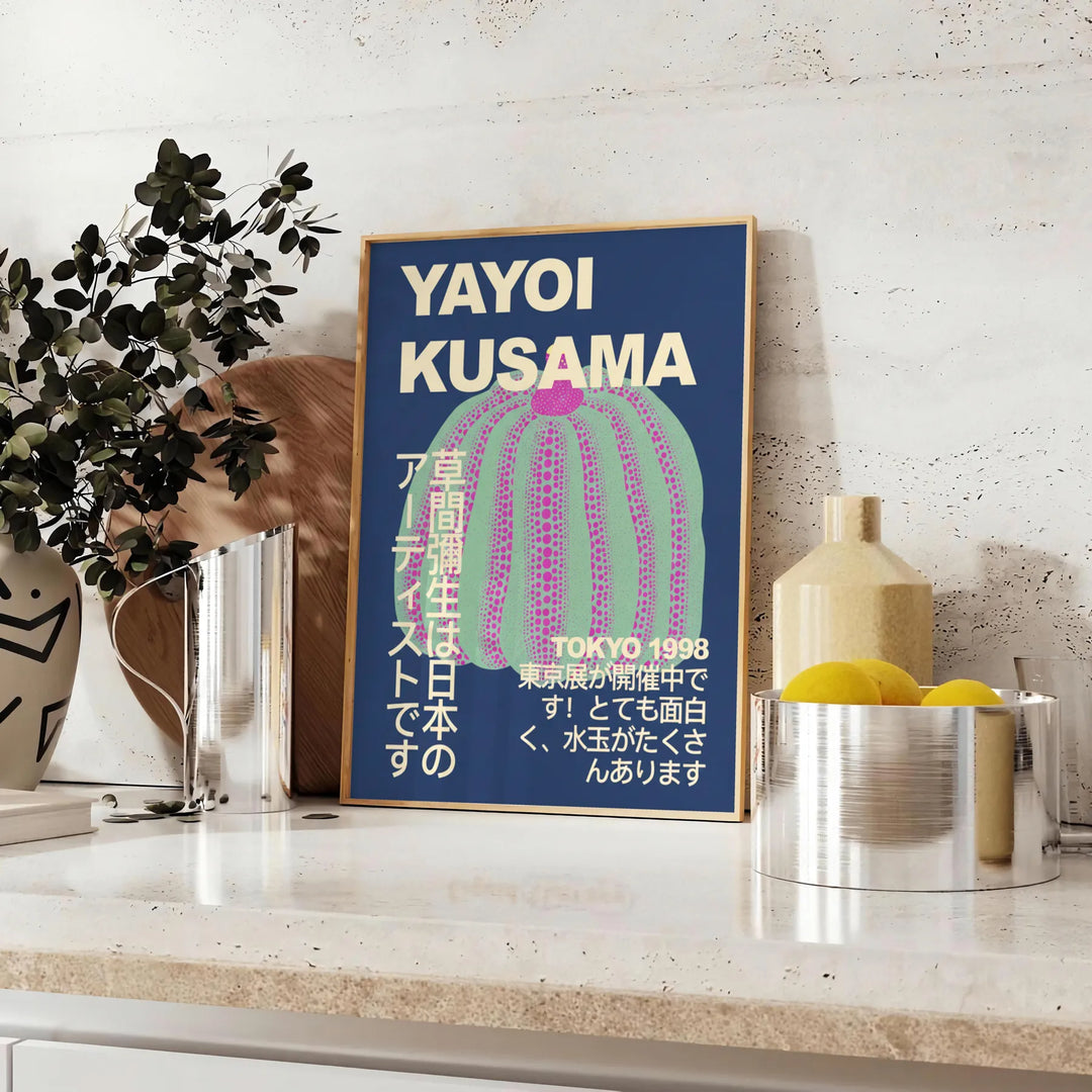 Yayoi Kusama iedvesmots ķirbju plakāts ar bagātīgām brūnām un zaļām krāsām, pieejams izmēros 50x70 vai 30x40, ideāli piemērot