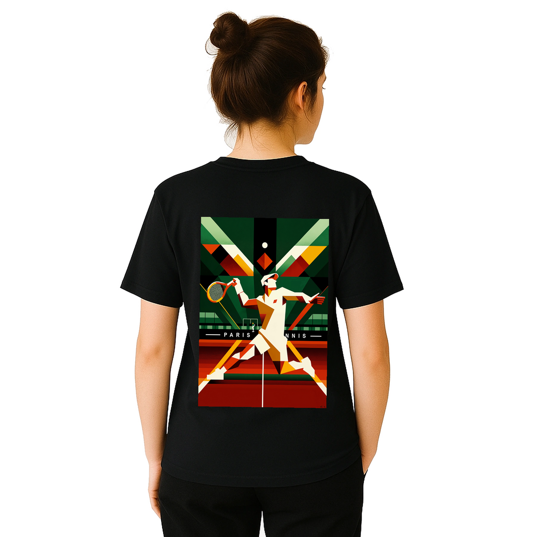 パリのテニスデザインが特徴のスタイリッシュなTシャツ。ソフトで通気性のあるコットン素材で、テニス愛好者にぴったりのアイテムです。