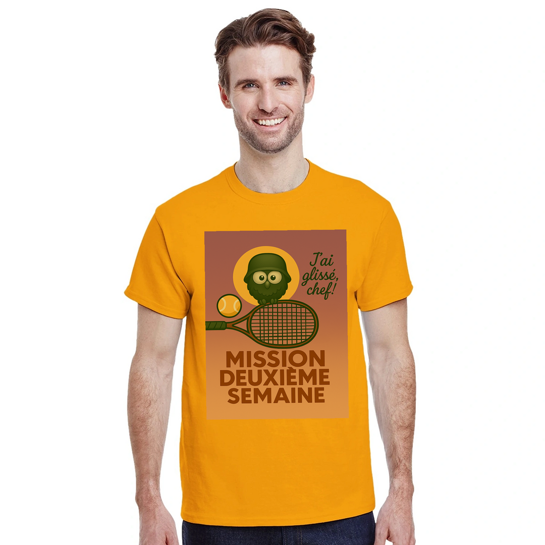 テニス愛好者のためのスタイリッシュなMission 2eme SemaineテニスTシャツ。快適な着心地で、コート内外でのプレイをサポートします。