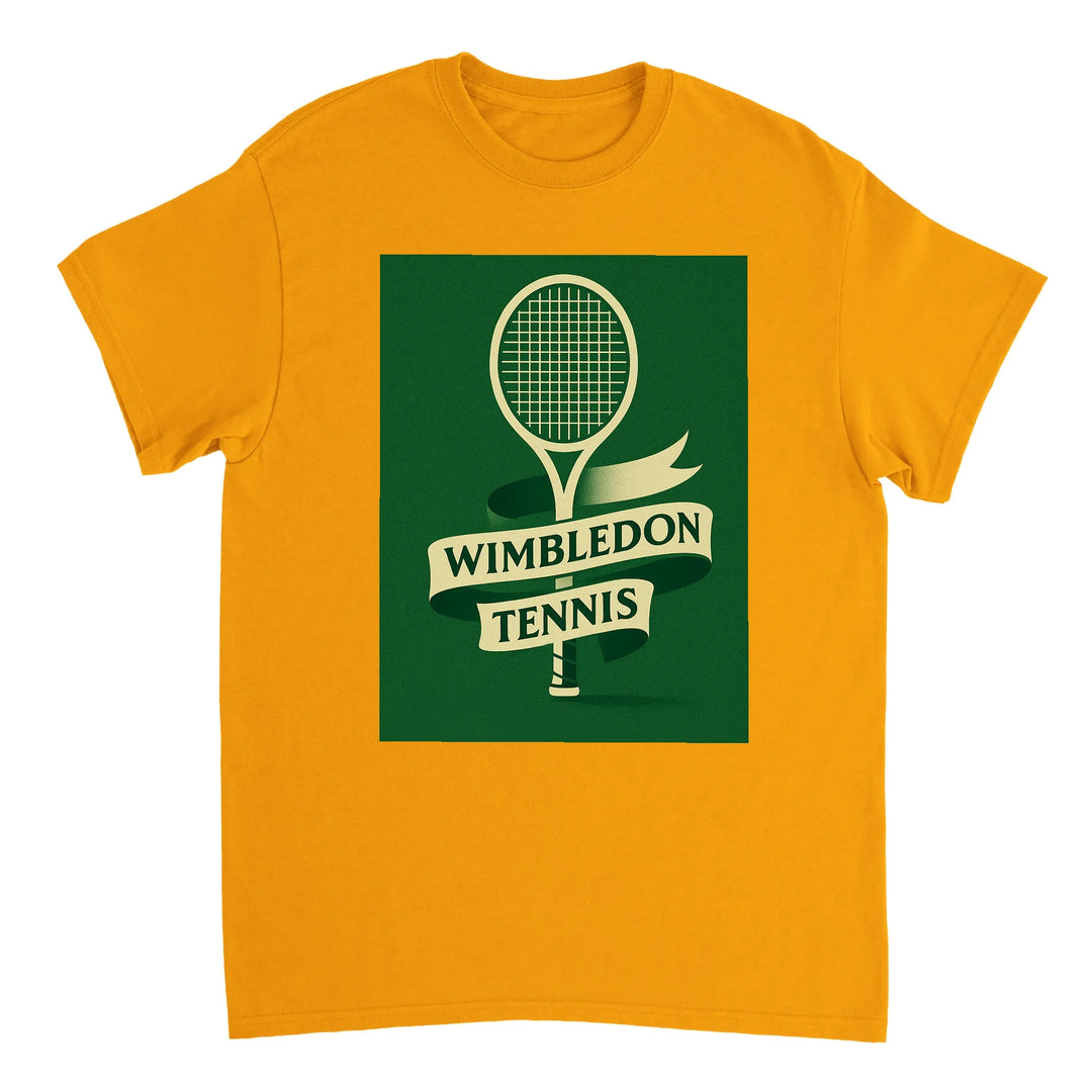 ウィンブルドンを祝うテニステーマのTシャツ。快適で耐久性に優れたデザインで、スポーツ愛好者必見のアイテム。サイズ展開: S, M, L, XL, XXL。