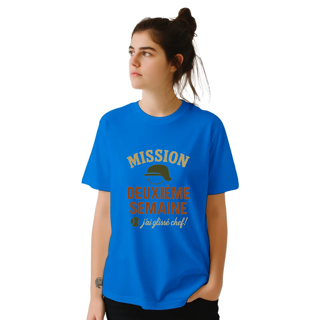 テニス愛好者に最適な"Mission 2eme Semaine Tennis" Tシャツ。快適さとスタイルを兼ね備えたこのTシャツで、コート内外で目立ちましょう。サイズはSからXXLまで。