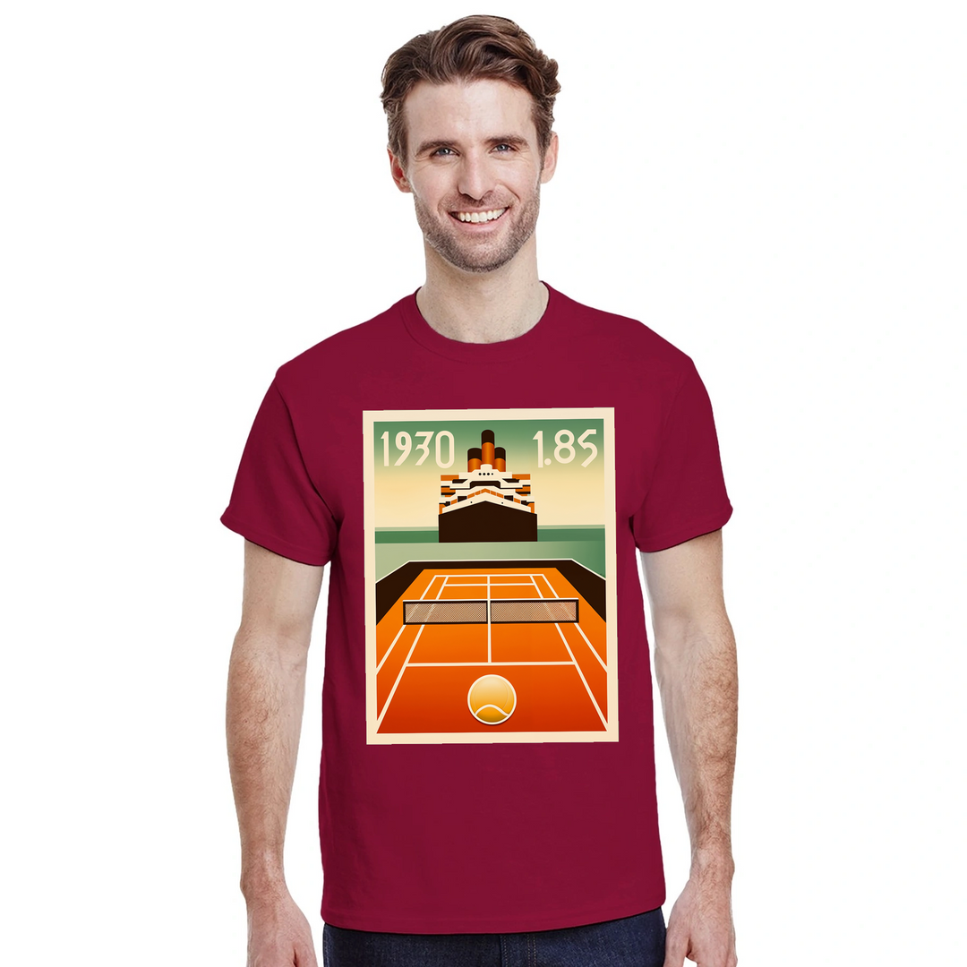タイタニックテニスTシャツ。クラシックなタイタニックのエレガンスとテニスの楽しさを融合したユニークなデザインのTシャツ。サイズ: S, M, L, XL, XXL。