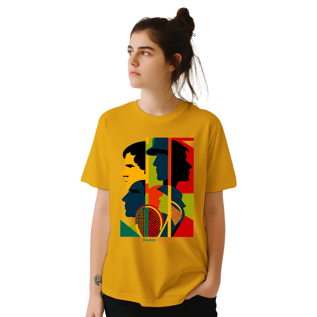 トーナメントテニスTシャツ。プレイヤーやファンに最適なスタイリッシュなティー。快適さと耐久性を兼ね備えた高品質素材使用。サイズ展開：S, M, L, XL, XXL。