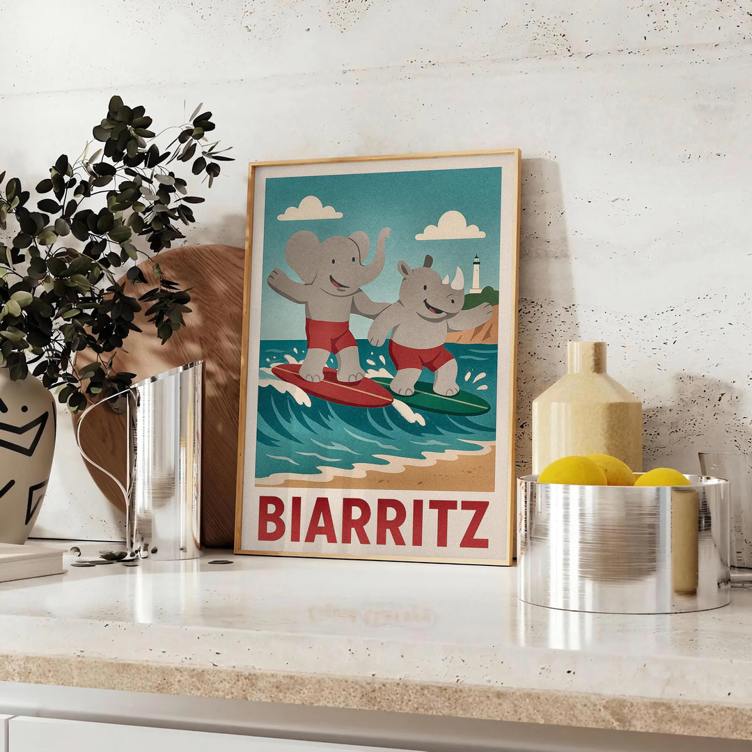 Póster Biarritz Kids Surf con un elefante juguetón y un rinoceronte atrevido, ideal para habitaciones infantiles o guarderías