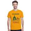 テニスメルボルンTシャツは、メルボルンのテニスシーンを表現したスタイリッシュなデザインで、ファンやプレイヤーにぴったり。快適で耐久性のあるプレミアムコットン素材を使用。