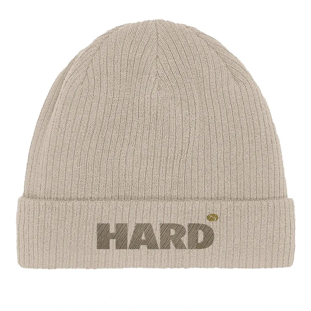 100%オーガニックコットン製のハードテニス刺繍ビー二ー。柔らかく通気性があり、屋内外問わずスタイリッシュに着用できます。