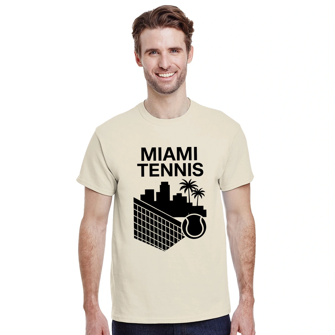 マイアミテニスTシャツは、スポーティーさとシックさを兼ね備えたデザインで、快適な着心地を提供します。テニス愛好者にぴったりの一枚です。