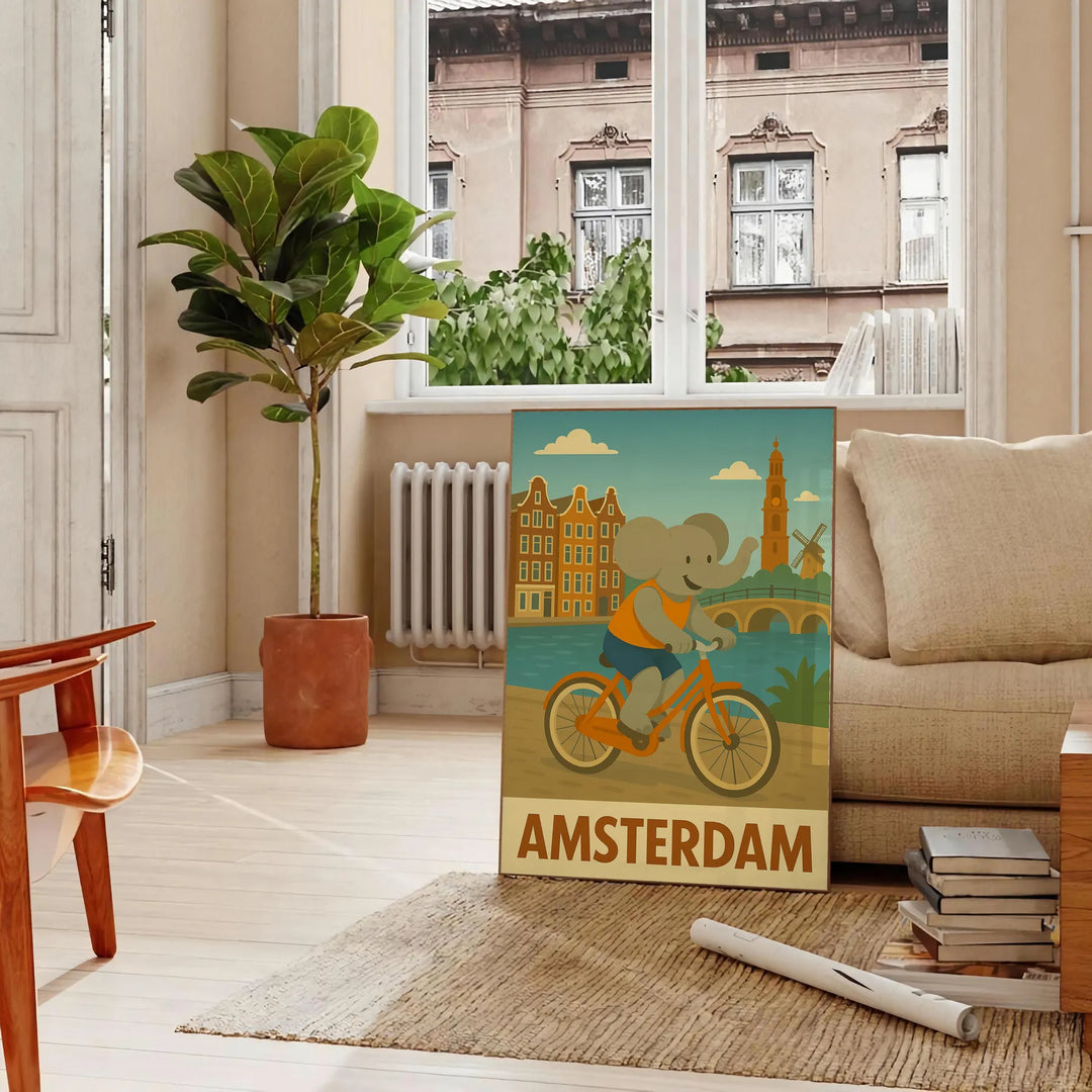 アムステルダムの活気ある精神に触発された、子供向けの象とサイが自転車に乗っているポスター。穏やかなグレーと緑の色合いが特徴で、どんな空間にも遊び心を加えます。