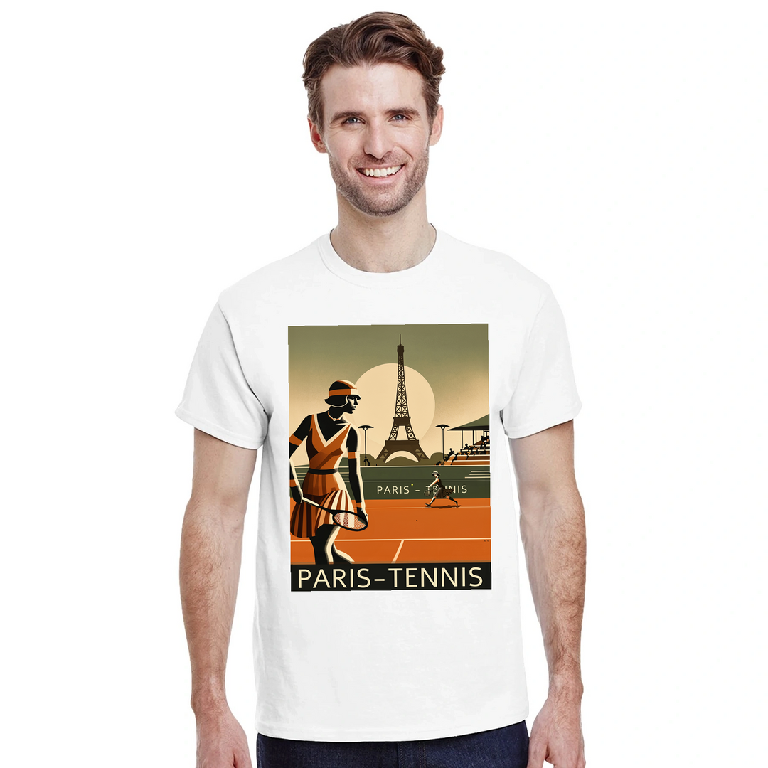 パリのテニスをテーマにしたおしゃれなTシャツ。テニス愛好者にぴったりのデザインで、スタイルを引き立てます。サイズはSからXXLまで選べます。