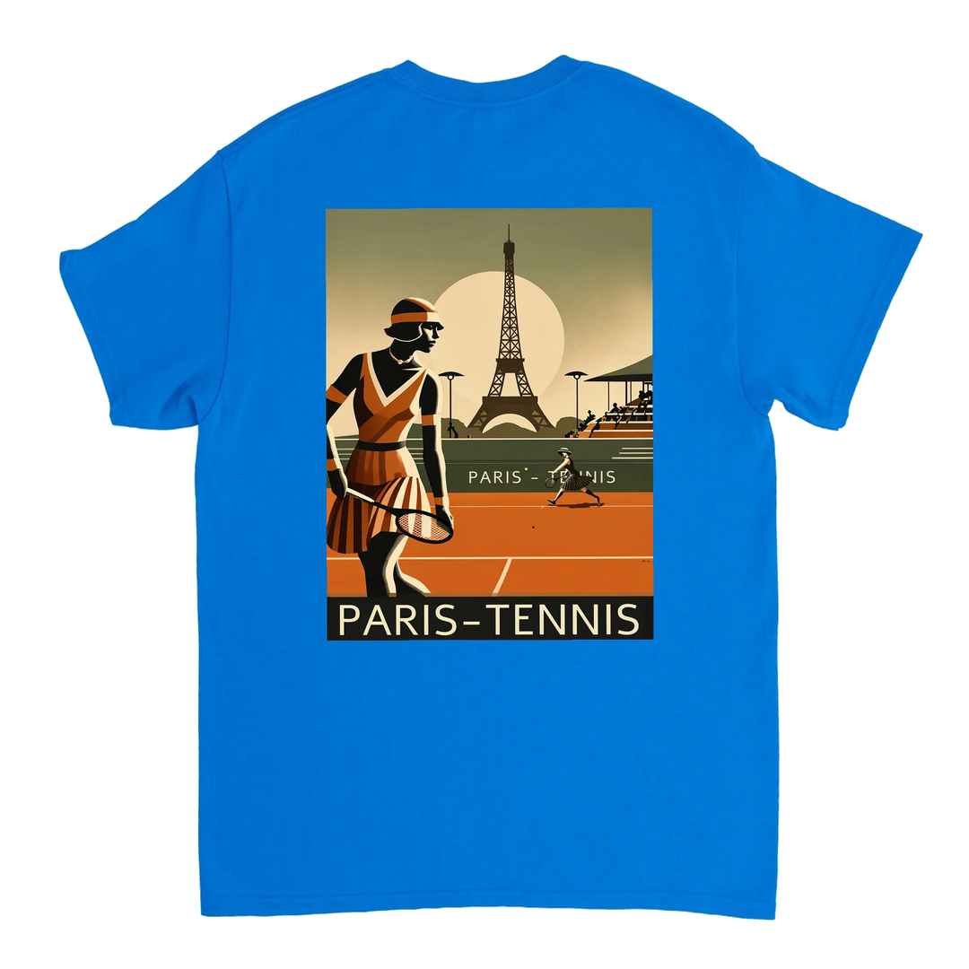 Tennis T-shirt med stilren design inspirerad av Paris, perfekt för tennisälskare. Finns i storlekarna S till XXL