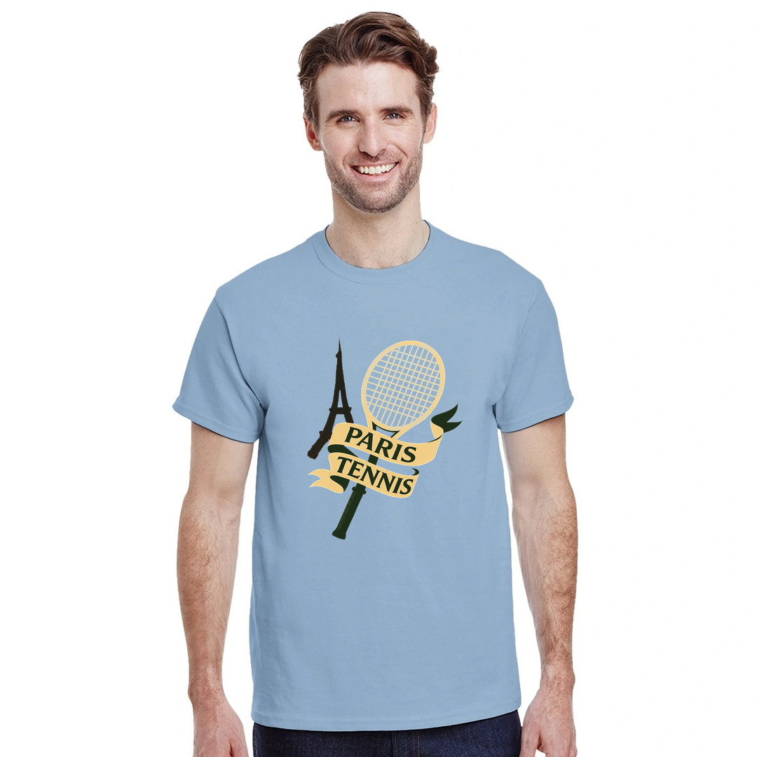 パリのテニス文化にインスパイアされたユニークなデザインのTシャツ。スポーティーでシックなスタイルを楽しむための一枚。