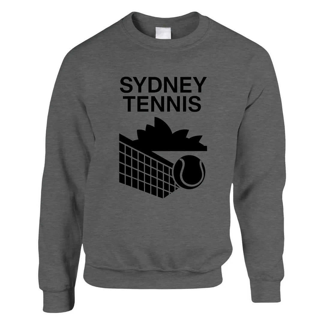 シドニー テニス セーターは、快適さとスタイルを兼ね備えたユニセックスのスウェットシャツです。柔らかいコットンとポリエステルのブレンドで作られ、プラッシュな感触を提供します。