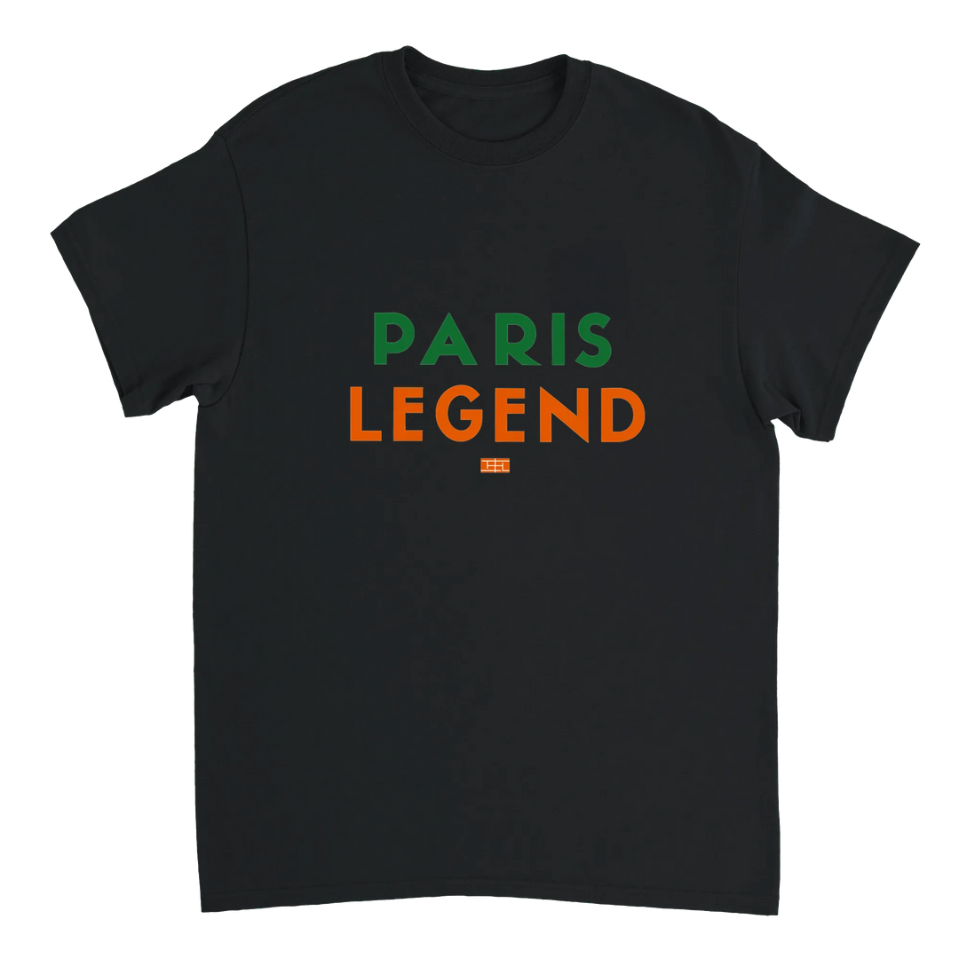 パリのテニス文化を称えるデザインのTシャツ。柔らかく通気性のあるコットン素材で、スポーツ愛好者にもファッション好きにも最適です。