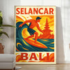 バリのサーフカルチャーを感じさせる美しいバリサーフセランカーポスター。鮮やかなオレンジと赤の色合いで、サーフィン愛好者にぴったりのアイテム。サイズは50x70または30x40で、額装または未額装で購入可能。