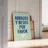affiche Abrazos Besos Por Favor teintes motivantes gris bleu charme intérieur disponible dimensions 50x70 30x40 pièce unique encadrement quotidien