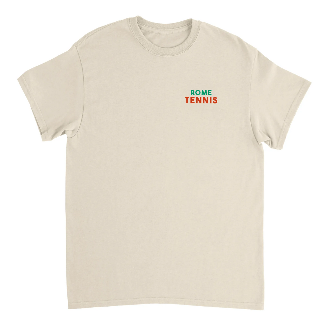 情熱的なファンとスタイリッシュなアスリートのためにデザインされたローマテニスTシャツ。コート内外での着用に最適な鮮やかなテニスグラフィックが特徴。柔らかく通気性のあるコットン素材で快適さを提供します。