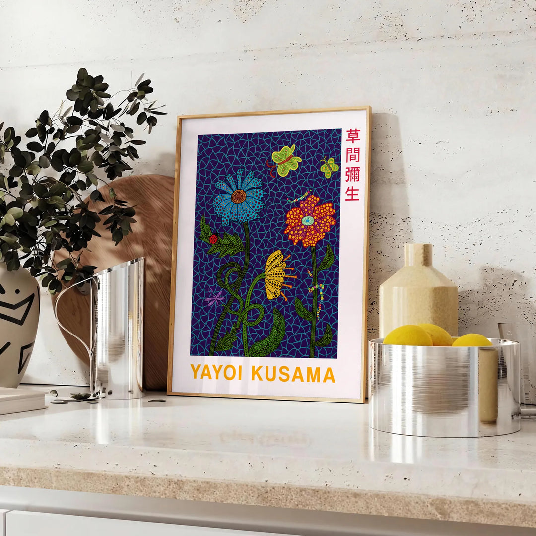 Αναδείξτε τον χώρο σας με την εκπληκτική αφίσα λουλουδιών εμπνευσμένη από την Yayoi Kusama! Αυτή η vintage εκτύπωση διαθέτει