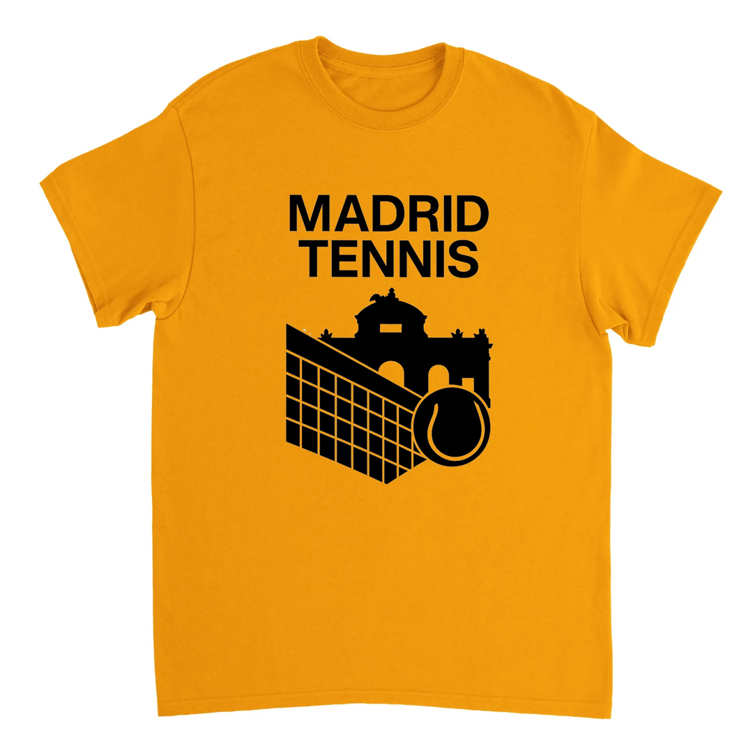 テニスへの愛とマドリッドの活気を表現するスタイリッシュなマドリッドテニスTシャツ。快適でおしゃれなデザインで、プレイヤーやファンに最適なアイテムです。