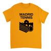 テニスへの愛とマドリッドの活気を表現するスタイリッシュなマドリッドテニスTシャツ。快適でおしゃれなデザインで、プレイヤーやファンに最適なアイテムです。