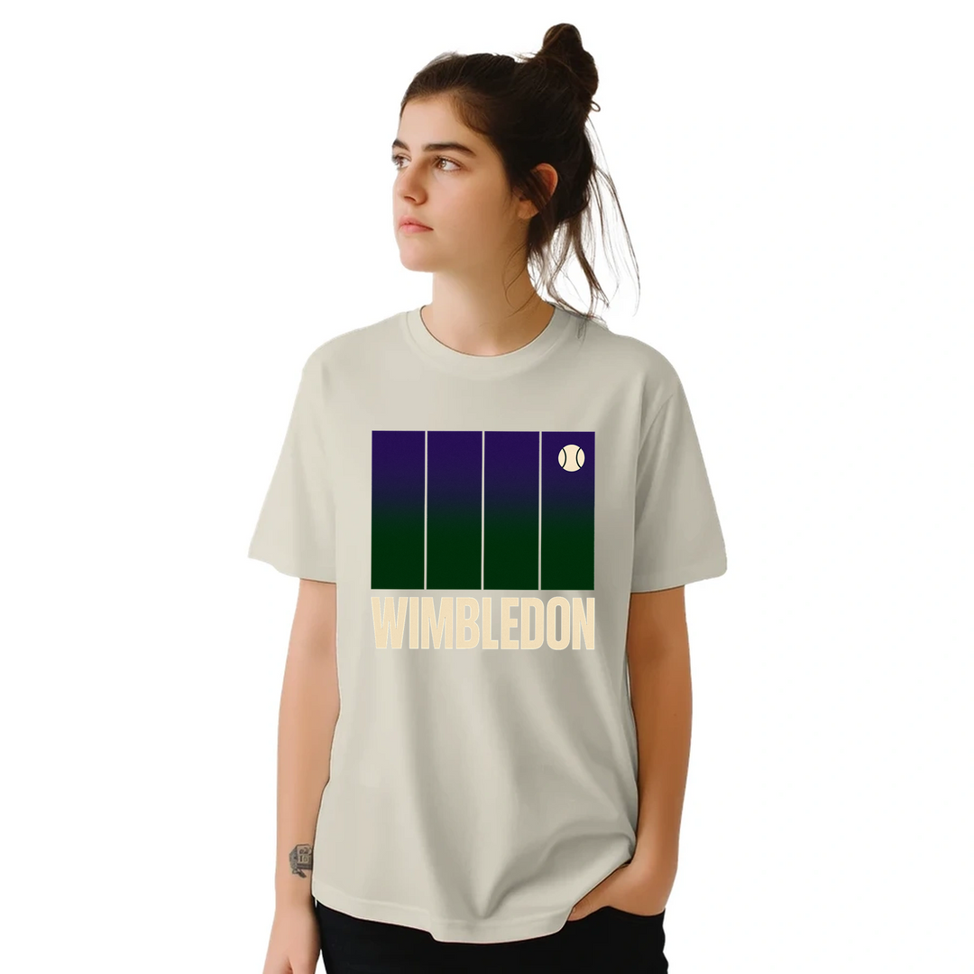 ウィンブルドンテニスTシャツ。アイコニックなトーナメントにインスパイアされたデザインで、コート内外でスタイルをアップグレード。テニスファンやプレイヤーに最適な一枚。サイズはSからXXLまで。