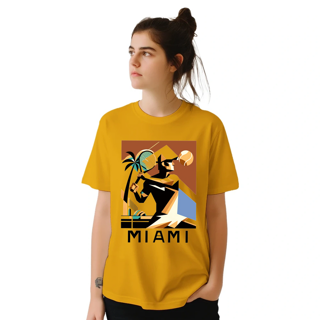 テニス愛好者にぴったりなマイアミテニスTシャツ。ゲームの精神と南フロリダの陽気な雰囲気を捉えたユニークなデザイン。サイズはS、M、L、XL、XXLから選べます。
