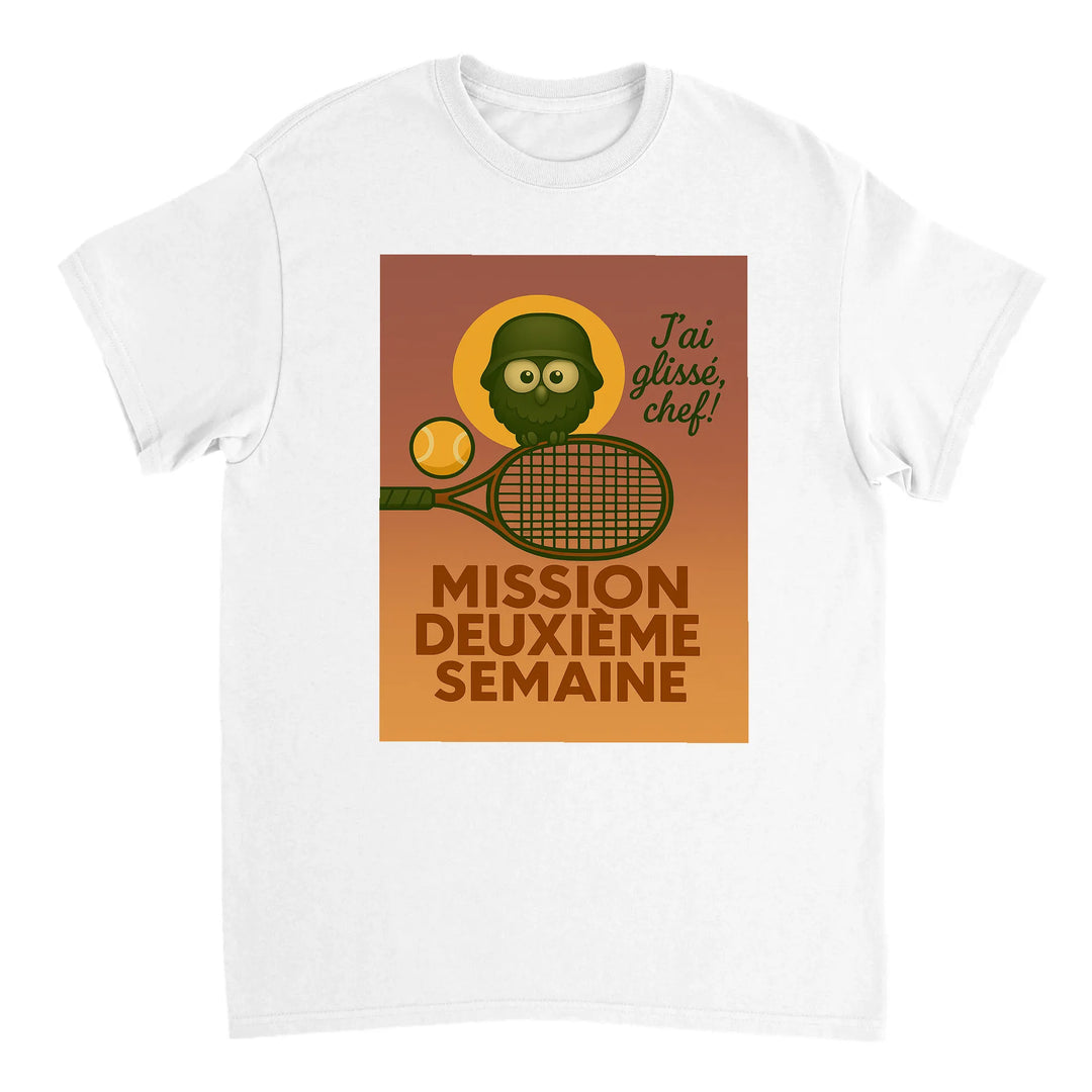 テニス愛好者のためのスタイリッシュなMission 2eme SemaineテニスTシャツ。快適な着心地で、コート内外でのプレイをサポートします。