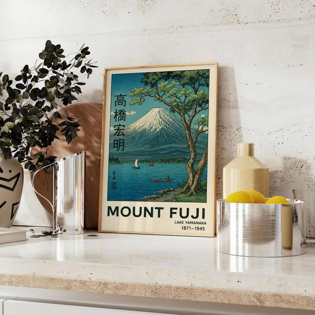 Poster di Mont Fuji e Lago Yamanaka, con tonalità serene di blu e verde. Disponibile in formato 50x70 o 30x40, con opzione in