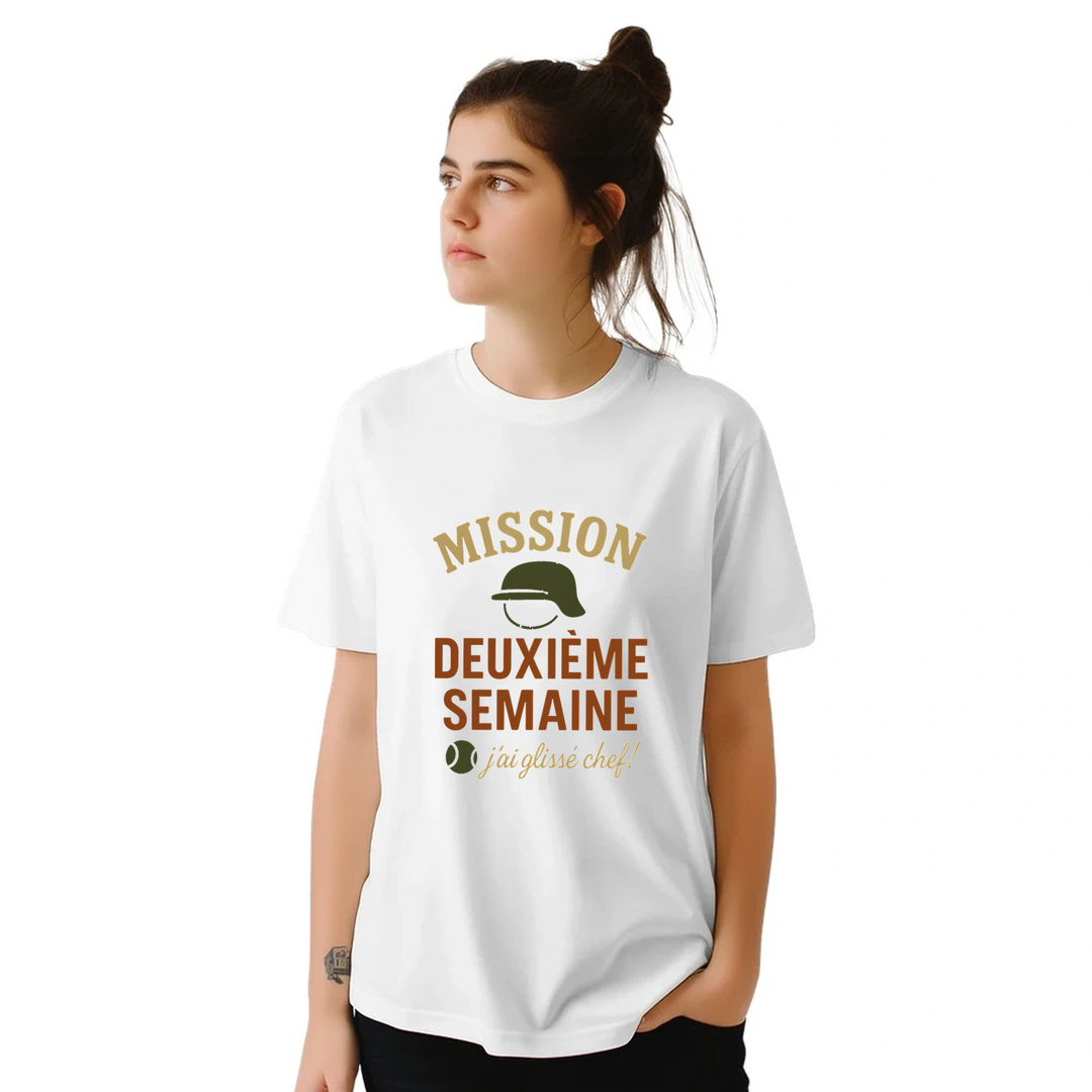 テニス愛好者に最適な"Mission 2eme Semaine Tennis" Tシャツ。快適さとスタイルを兼ね備えたこのTシャツで、コート内外で目立ちましょう。サイズはSからXXLまで。