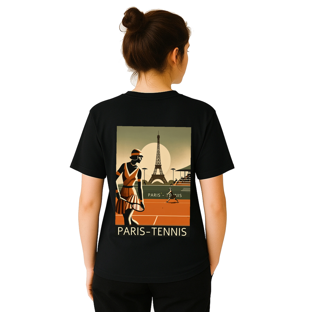 Tennis T-shirt med stilren design inspirerad av Paris, perfekt för tennisälskare. Finns i storlekarna S till XXL