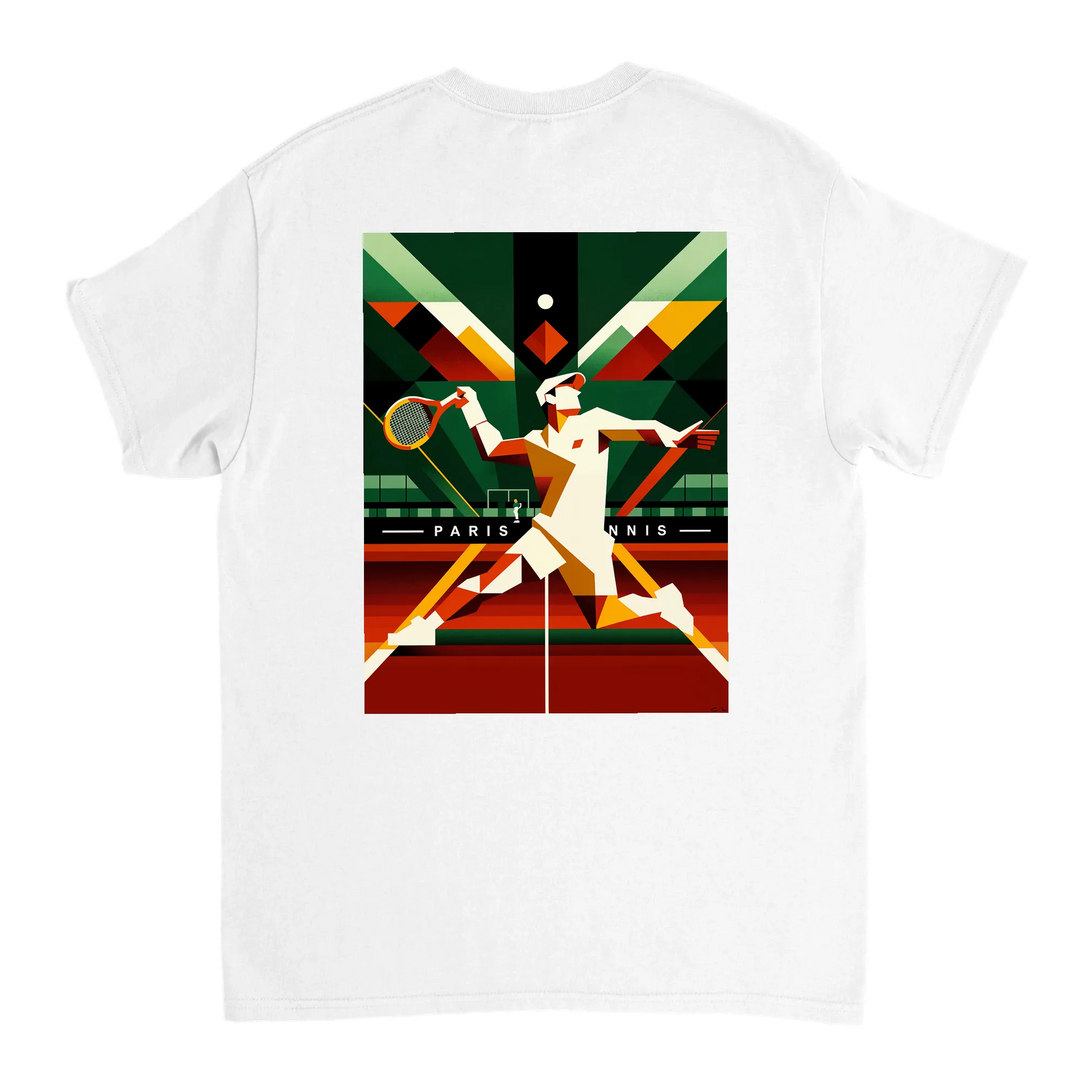 パリのテニスデザインが特徴のスタイリッシュなTシャツ。ソフトで通気性のあるコットン素材で、テニス愛好者にぴったりのアイテムです。