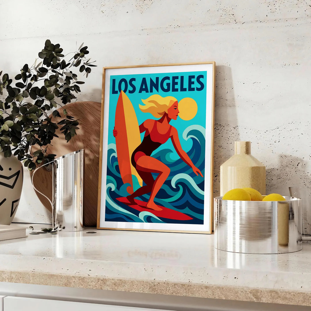 Lebendige Los Angeles Surf Poster mit auffälligen roten und blauen Farben, ideal für Strandliebhaber und Surffans. Erhältlich