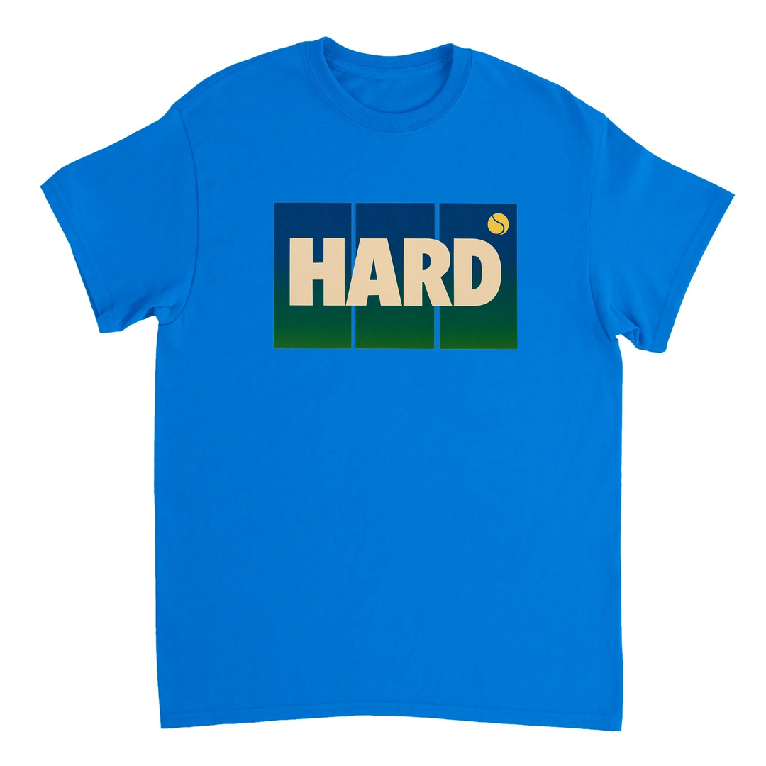 T-shirt Hard Tennis 3, design dinamico che esprime l'intensità del tennis, ideale per giocatori e appassionati. Comfort e sti