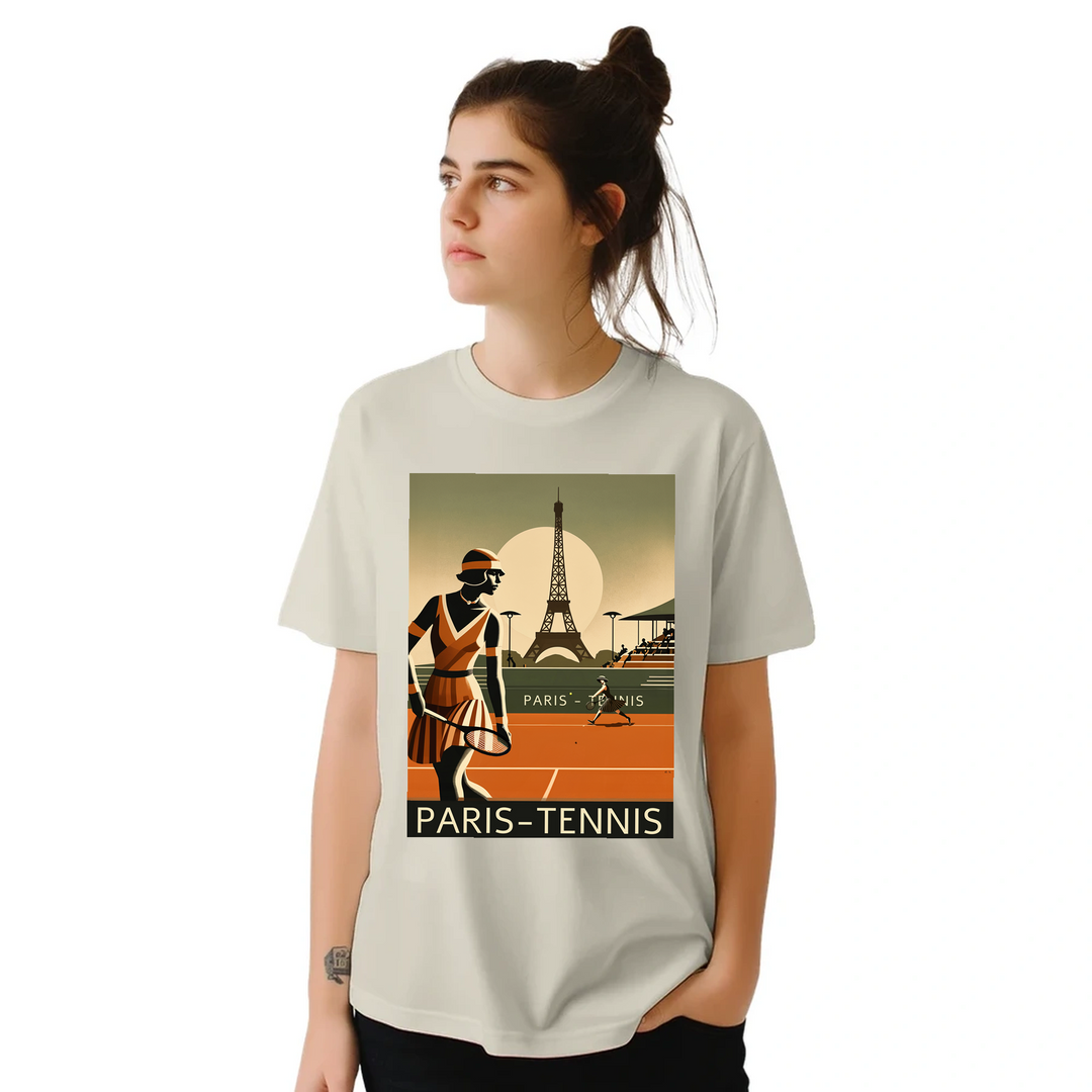 パリのテニスをテーマにしたおしゃれなTシャツ。テニス愛好者にぴったりのデザインで、スタイルを引き立てます。サイズはSからXXLまで選べます。