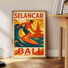 バリのサーフカルチャーを感じさせる美しいバリサーフセランカーポスター。鮮やかなオレンジと赤の色合いで、サーフィン愛好者にぴったりのアイテム。サイズは50x70または30x40で、額装または未額装で購入可能。