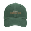 un style décontracté casquette Tennis Normandie Brodé 100 % coton brossé confort élégance vintage une broderie directe couronne structurée œillets ventilation sangle boucle laiton accessoire idéal