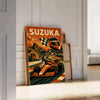 鈴鹿日本F1ポスター。大胆な黒と鮮やかなオレンジの色合いが特徴で、50x70または30x40サイズで提供。レーシングファンのコレクションに最適な目を引くアイテム。フレーム付きまたはなしで購入可能。