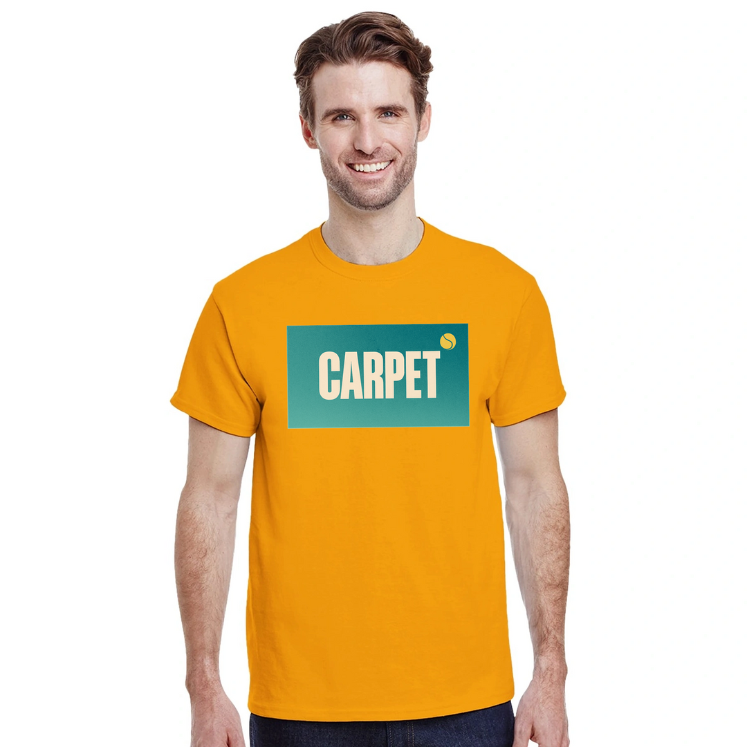 カーペットテニス5Tシャツ。快適な素材で、コートの上でもオフでもスタイリッシュに着こなせます。サイズ: S, M, L, XL, XXL。