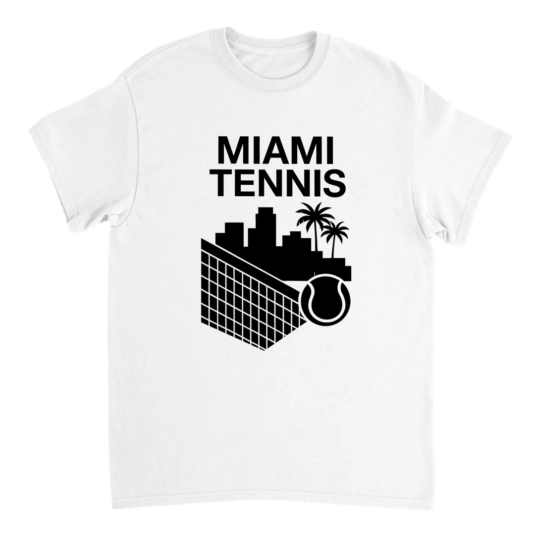 マイアミテニスTシャツは、スポーティーさとシックさを兼ね備えたデザインで、快適な着心地を提供します。テニス愛好者にぴったりの一枚です。
