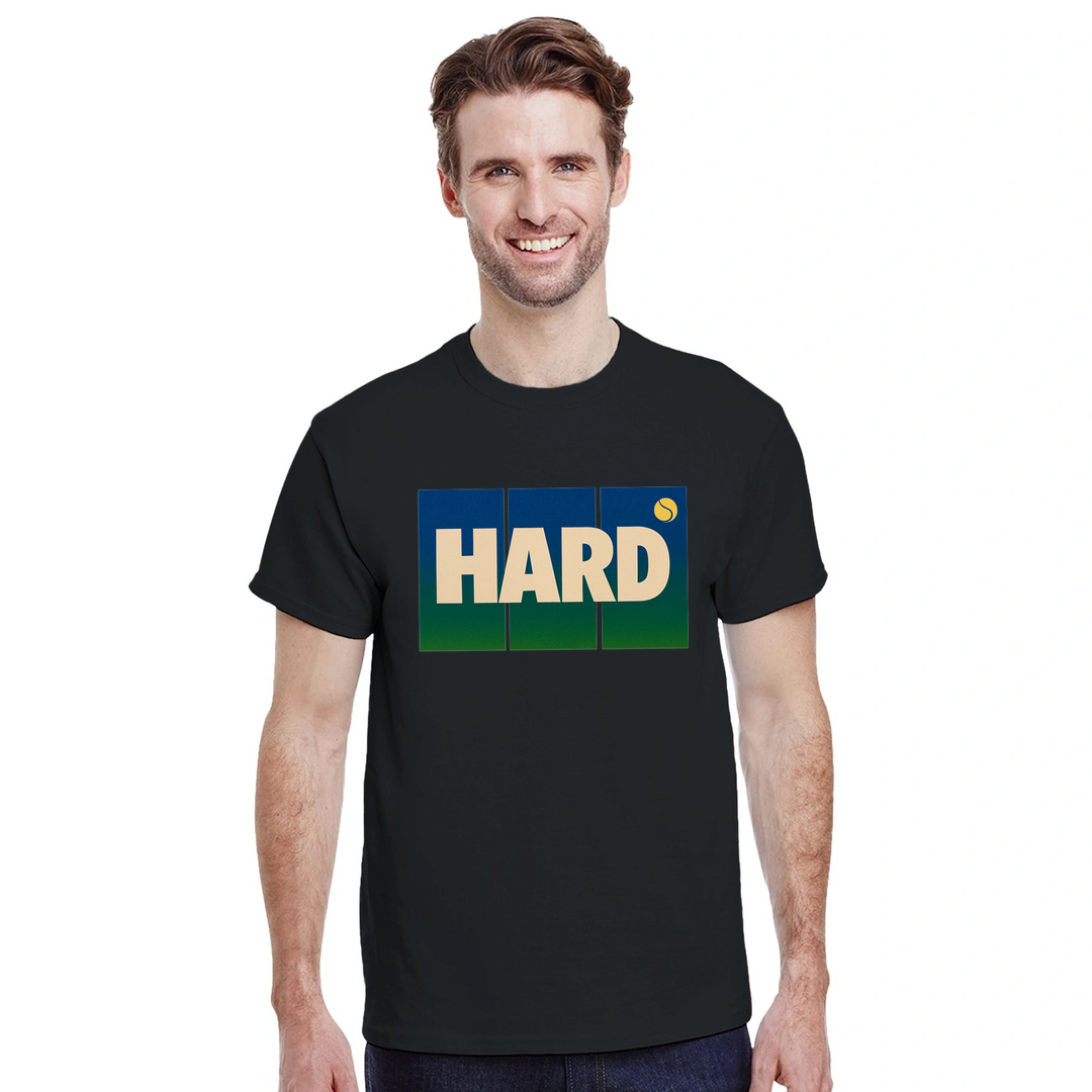 T-shirt Hard Tennis 3, design dinamico che esprime l'intensità del tennis, ideale per giocatori e appassionati. Comfort e sti