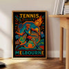 メルボルンのヴィンテージカートゥーンテニスポスター。青と黒の鮮やかな色合いで、50x70または30x40のサイズでご利用いただけます。どんな部屋にも遊び心を加えるアートです。