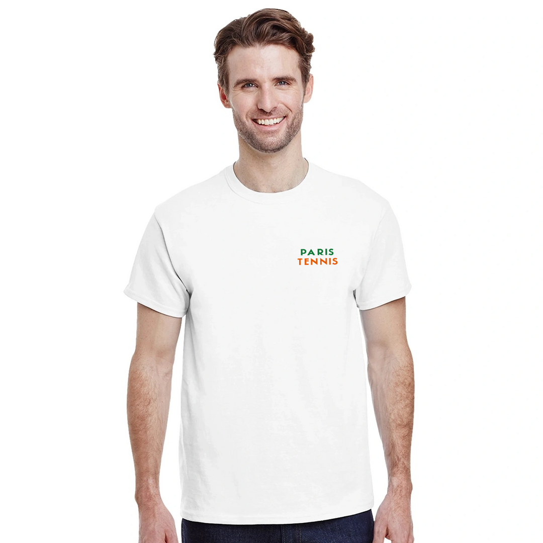 Tennis T-shirt med stilren design inspirerad av Paris, perfekt för tennisälskare. Finns i storlekarna S till XXL